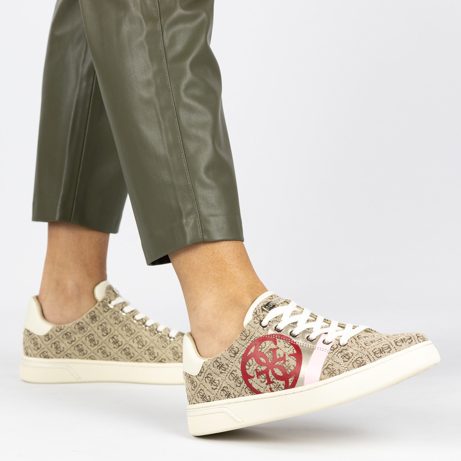 Guess - Lage sneakers voor dames - Beige - Nelson.nl