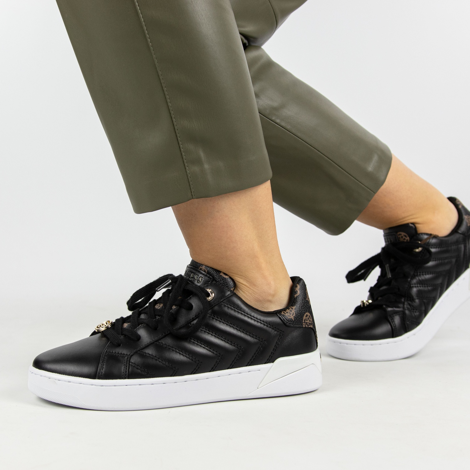Guess Rachel - Lage sneakers voor dames - Zwart - Nelson.nl