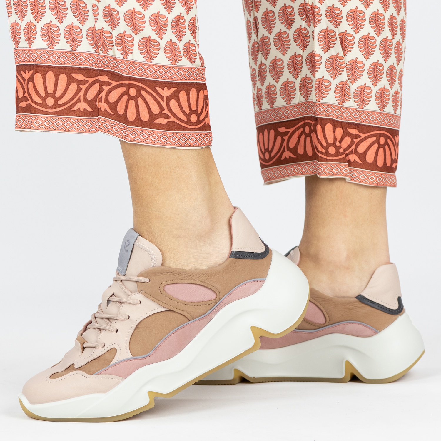 Ecco Chunky - Dad Sneakers voor dames - Roze - Nelson.nl